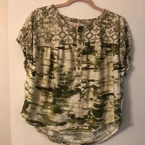 Urban Outfitters Pilcro short sleeve cotton pull over top with 7-button close. - Picture 1 of 8